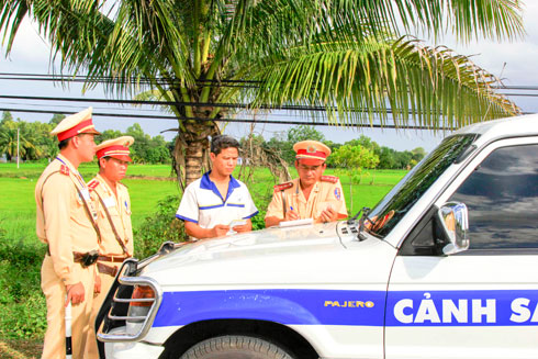Cảnh sát giao thông Trạm tuần tra kiểm soát giao thông Ninh Hòa xử phạt người vi phạm an toàn giao thông