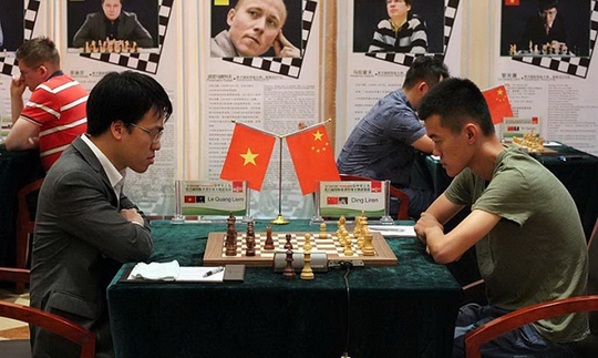 Quang Liêm cầm hòa kỳ thủ hạng 10 thế giới Ding Li-ren Ảnh: Đinh Long