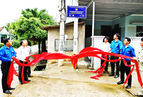 Đoàn Khối doanh nghiệp tỉnh cùng các đơn vị trực thuộc khánh thành công trình thanh niên “Thắp sáng đường quê” tại xã Ninh Đông (thị xã Ninh Hòa)