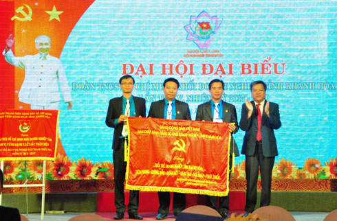 Đảng ủy Khối doanh nghiệp tỉnh tặng bức trướng cho Đoàn Khối doanh nghiệp tỉnh.