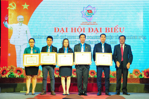 Đảng ủy Khối doanh nghiệp tỉnh khen thưởng 5 tập thể xuất sắc.