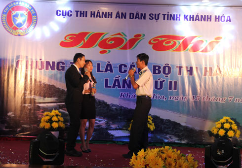 Đội Chi cục Thi hành án dân sự thị xã Ninh Hòa diễn tiểu phẩm.