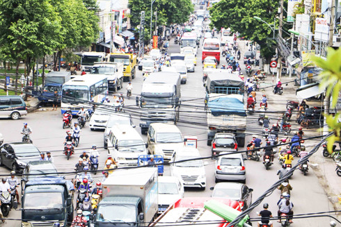 Áp lực giao thông TP. Nha Trang tăng cao (ảnh chụp trên đường 2-4)