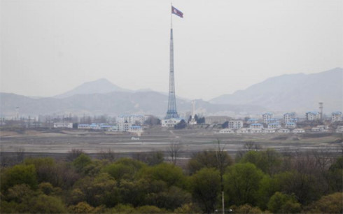 Quốc kỳ Triều Tiên tung bay ở một khu vực gần làng đình chiến Panmunjom (Bàn Môn Điếm). Ảnh: Reuters.