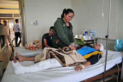 Anh Nguyễn Hoài Vũ bị gãy xương cẳng chân, chấn thương đầu đang chờ xét nghiệm để phẫu thuật. 