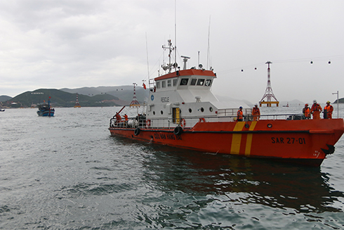 Tàu SAR27-01 lai dắt tàu cá bị nạn vào vịnh Nha Trang.