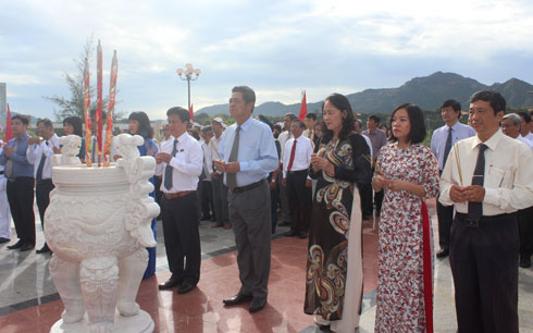 Đoàn đại biểu Ban Chấp hành Đảng bộ tỉnh do ông Lê Thanh Quang dẫn đầu dâng hương tưởng nhớ các anh hùng liệt sĩ.