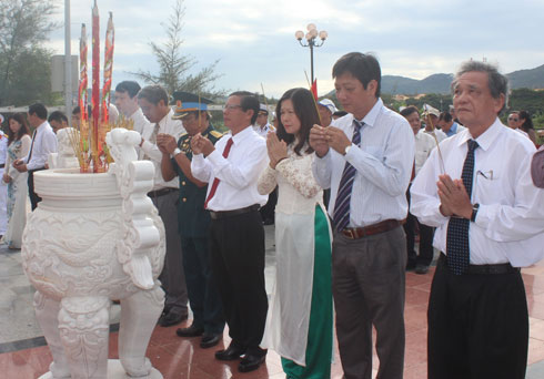 Đoàn đại biểu UBMTTQ Việt Nam tỉnh, các hội, đoàn thể do ông Trần Ngọc Thanh dẫn đầu.