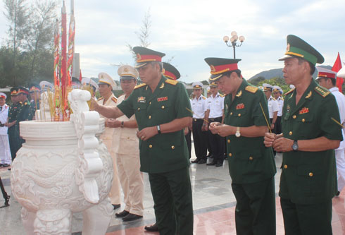 Đoàn đại biểu các lực lượng vũ trang tỉnh do Đại tá Ngô Quang Trung dẫn đầu.