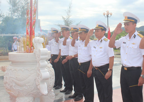 Đoàn đại biểu Bộ Tư lệnh Vùng 4 Hải quân do Chuẩn đô đốc Nguyễn Đức Vượng dẫn đầu.