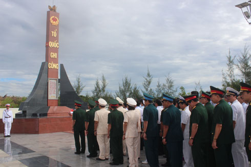 Quang cảnh tại lễ dâng hoa, thắp hương tại Đài tưởng niệm liệt sĩ tù chính trị Cam Ranh.