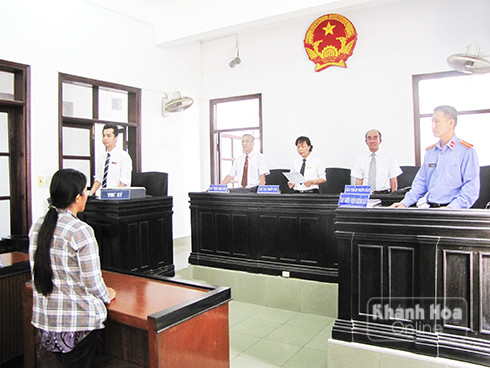 Chị Thanh tại phiên tòa yêu cầu chấm dứt việc nuôi con nuôi tháng 4-2017