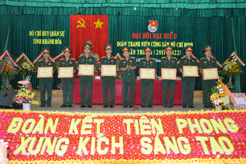  Đại tá Lê Văn Chín – Chính ủy Bộ Chỉ huy Quân sự tỉnh khen thưởng các tổ chức Đoàn có thành tích xuất sắc