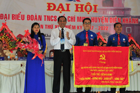Huyện ủy Diên Khánh tặng bức trướng có dòng chữ “Tiên phong – gương mẫu – đoàn kết – sáng tạo” cho huyện đoàn
