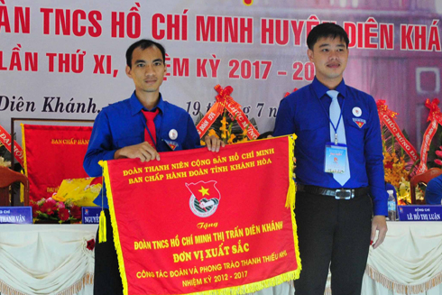 Tỉnh đoàn trao cờ vững mạnh xuất sắc cho Đoàn Thanh niên thị trấn Diên Khánh