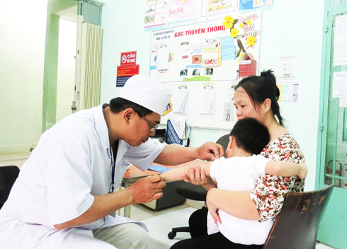 Khám cho bệnh nhi mắc sốt xuất huyết tại Bệnh viện Bệnh nhiệt đới