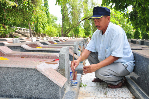 Ông Bùi Ngọc Trừ ngày ngày cần mẫn chăm sóc cho Nghĩa trang liệt sĩ Hòn Dung.