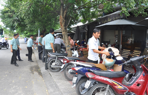 Hàng loạt điểm kinh doanh chiếm dụng vỉa hè tại khu đô thị Vĩnh Điềm Trung.