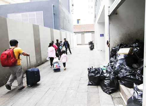 Rác thải tràn lan và bốc mùi hôi thối ngay cạnh cổng vào khối căn hộ  Dự án Mường Thanh Nha Trang Centre