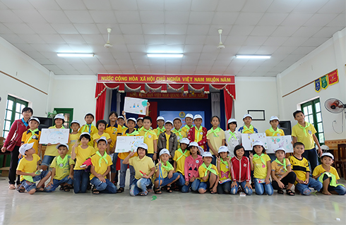 Các em nhỏ của Làng trẻ em SOS tham gia chuyến tham quan do Vietravel chi nhánh Nha Trang tổ chức. 