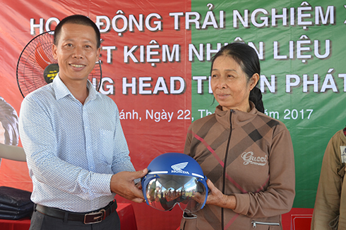 Đại diện Cửa hàng bán xe và dịch vụ do Honda ủy nhiệm Thuận Phát trao giải cho khách hàng trong Cuộc thi trải nghiệm lái xe tiết kiệm nhiên liệu