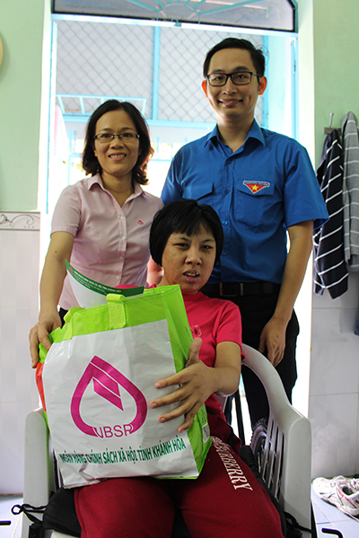 Đại diện Công đoàn Ngân hàng Chính sách xã hội tỉnh tặng quà cho nạn nhân nhiễm chất độc da cam/dioxin tại TP. Nha Trang.