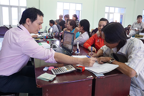 Giải ngân vốn tín dụng chính sách tại xã Vĩnh Thái (TP. Nha Trang)