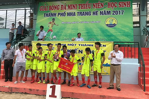 Ban tổ chức trao cúp vô địch cho đội bóng phường Vĩnh Hải.