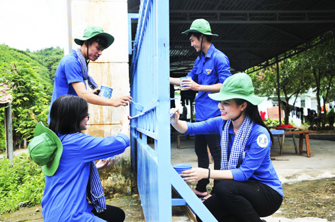 Đội tình nguyện Trường Đại học Thái Bình Dương sơn mới các cổng trường tại xã Khánh Thành