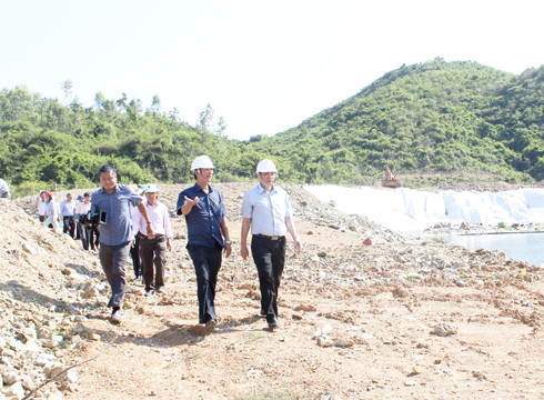 Đồng chí Lê Đức Vinh - Chủ tịch UBND tỉnh (bìa phải) kiểm tra thực tế tại bãi rác Hòn Rọ