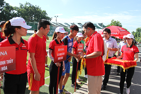 Ban tổ chức tặng cờ lưu niệm cho các đội bóng.