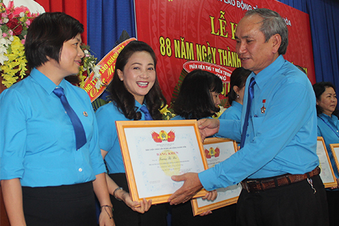 Ông Nguyễn Hòa – Chủ tịch Liên đoàn lao động tỉnh tặng bằng khen cho những tập thể, cá nhân có thành tích xuất sắc. 