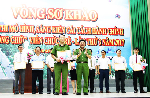 Lãnh đạo TP. Nha Trang tặng hoa cho 9 đội thi