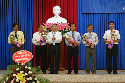 Lãnh đạo Sở Thông tin và Truyền thông tặng hoa cho ban giám khảo cuộc thi.