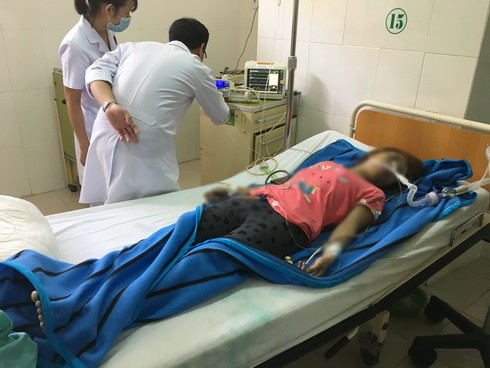 Chị V. đang được cấp cứu tại Bệnh viện đa khoa tỉnh Khánh Hòa
