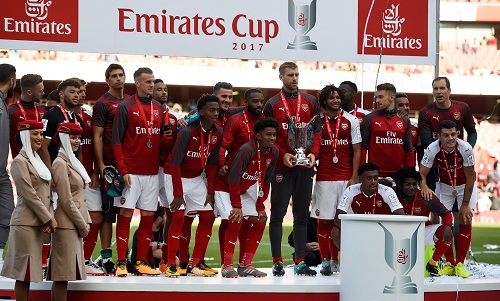 Arsenal nâng Cup Emirates 2017. Ảnh: Reuters.