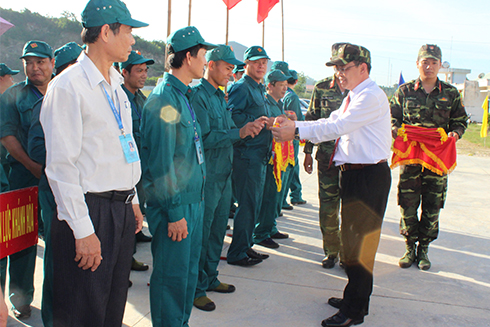 Ông Nguyễn Sỹ Khánh – Phó Chủ tịch UBND TP. Nha Trang, Trưởng Ban tổ chức hội thao tặng cờ lưu niệm cho các đoàn vận động viên.