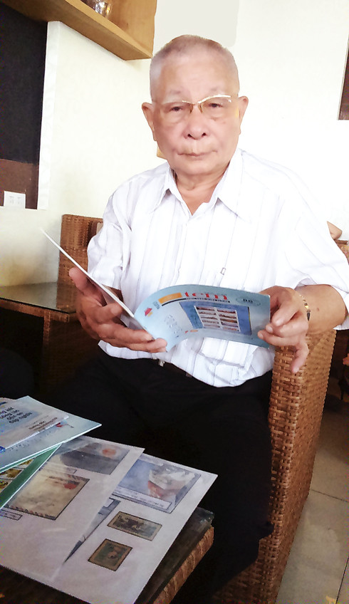 Ông Thái Trọng Trì với bộ sưu tập tem về Quân đội Nhân dân Việt Nam