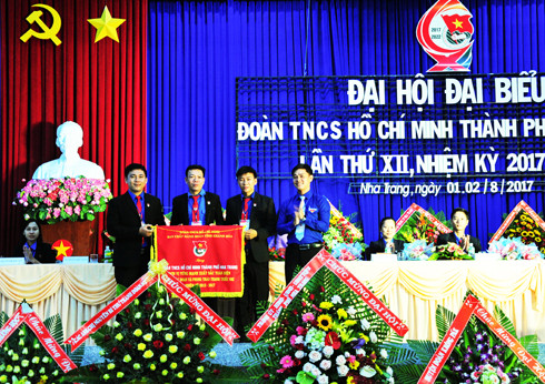 Tỉnh đoàn tặng cờ vững mạnh xuất sắc cho Thành đoàn Nha Trang