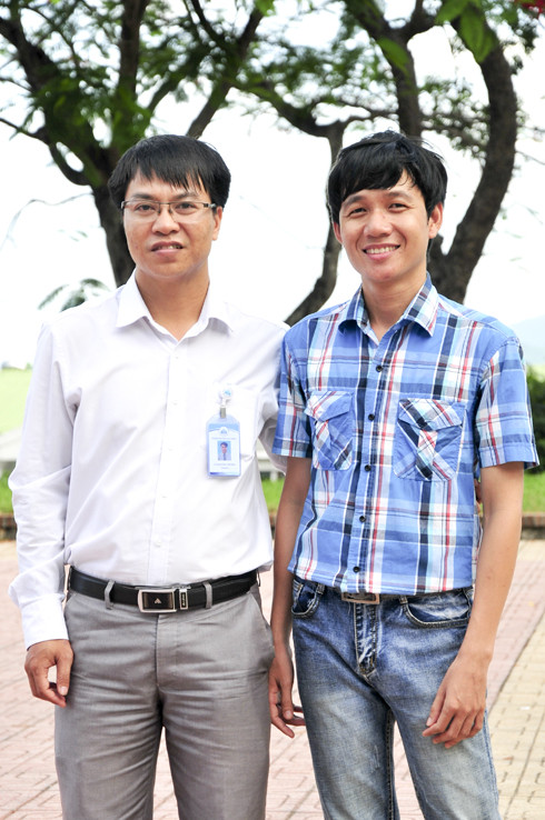Sinh viên Trần Thanh Hoàng (bìa phải) sẽ du học tại Hàn Quốc  vào cuối tháng 8 qua sự hỗ trợ của tiến sĩ Nguyễn Thế Hân