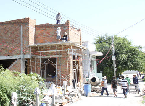 Xây dựng nhà ở xã Cam Bình