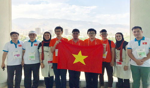 Đội tuyển học sinh Việt Nam tham dự Olympic Tin học quốc tế năm 2017 tại nước Cộng hòa Hồi giáo Iran. Ảnh: Bộ Giáo dục và Đào tạo.