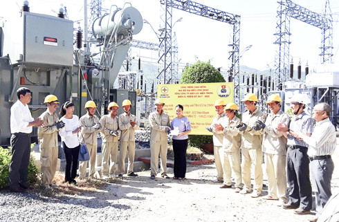 Lãnh đạo Công đoàn Công ty Cổ phần Điện lực Khánh Hòa  khen thưởng tổ thi công của Xí nghiệp Lưới điện cao thế
