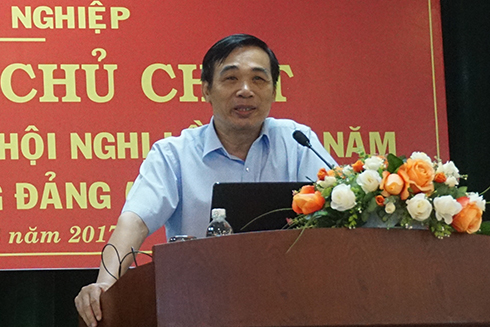 Ông Nguyễn Quốc Ninh quán triệt các nghị quyết.