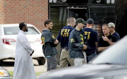 Nhân viên FBI có mặt tại nơi xảy ra vụ đánh bom. Ảnh: AP.
