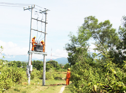 Điện lực Vạn Ninh đang xây dựng mới nhánh rẽ  trung áp 22kV tại xã Vạn Hưng