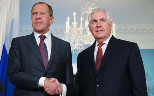Ngoại trưởng Mỹ Rex Tillerson (phải) và Ngoại trưởng Nga Sergey Lavrov. (Ảnh: AFP)