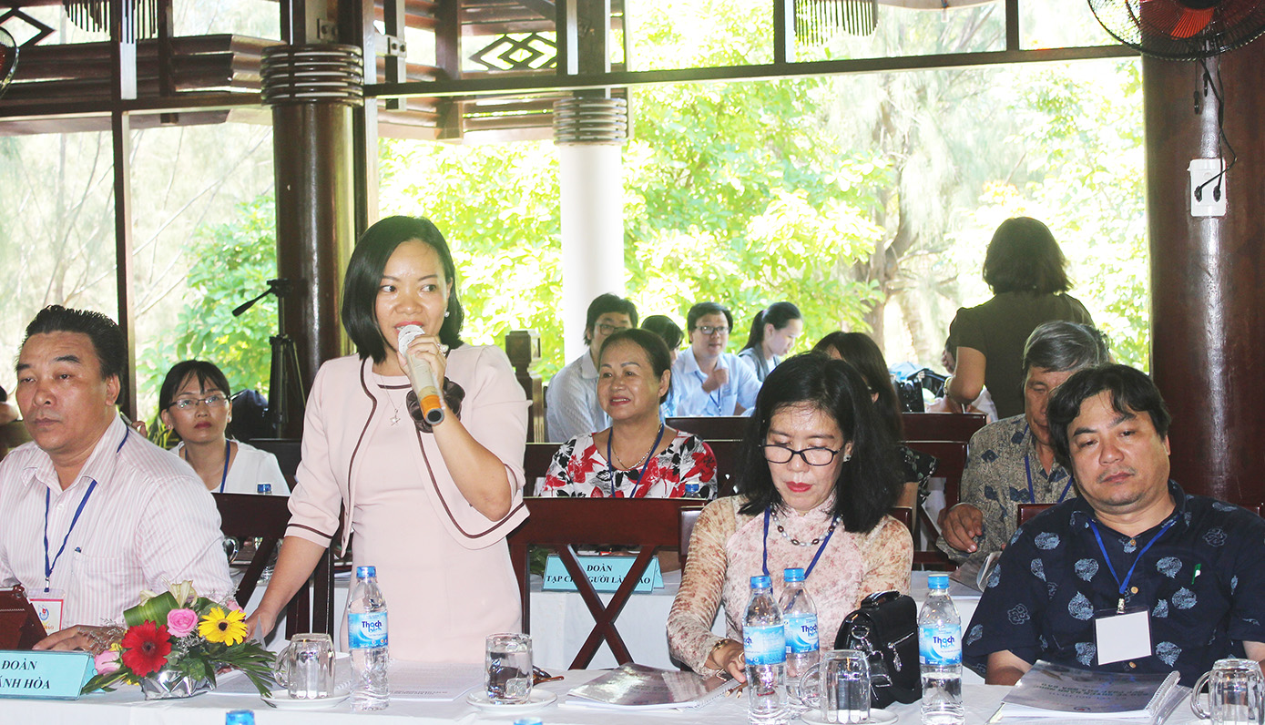 Bà Thái Thị Lệ Hằng - Phó Tổng Biên tập Báo Khánh Hòa trình bày tham luận tại hội thảo.