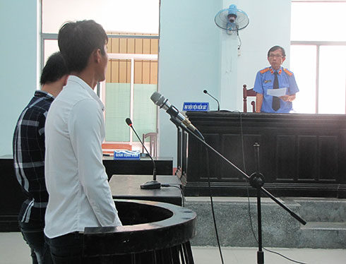 Các bị cáo nghe đại diện Viện Kiểm sát nhân dân tỉnh Khánh Hòa luận tội.