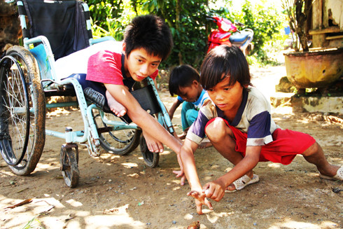 Trẻ em ở huyện miền núi Khánh Sơn vui chơi